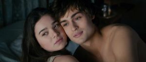 Hailee Steinfeld and Douglas Booth in 'Romeo & Juliet'
